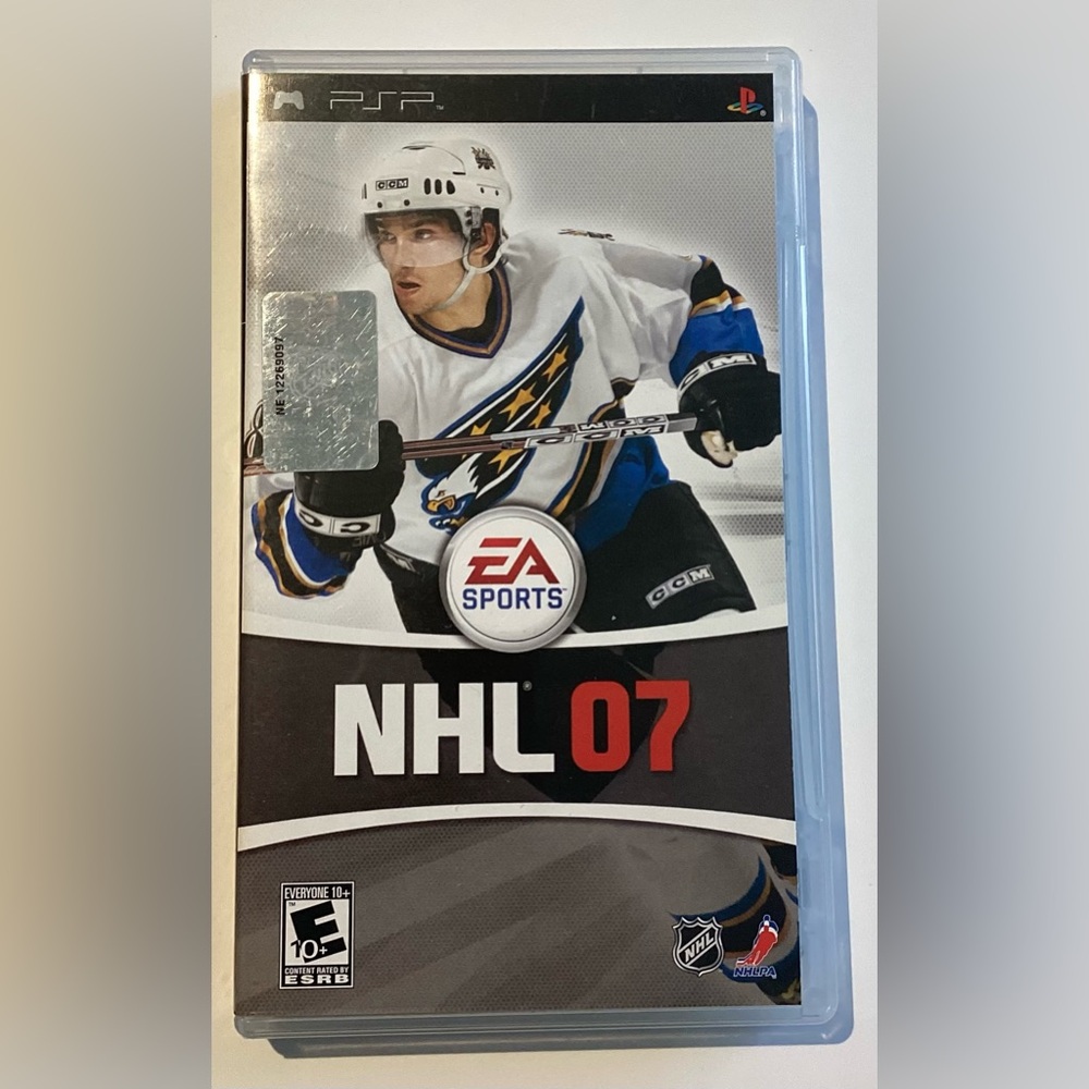 NHL 07 PSP Game - Black and White